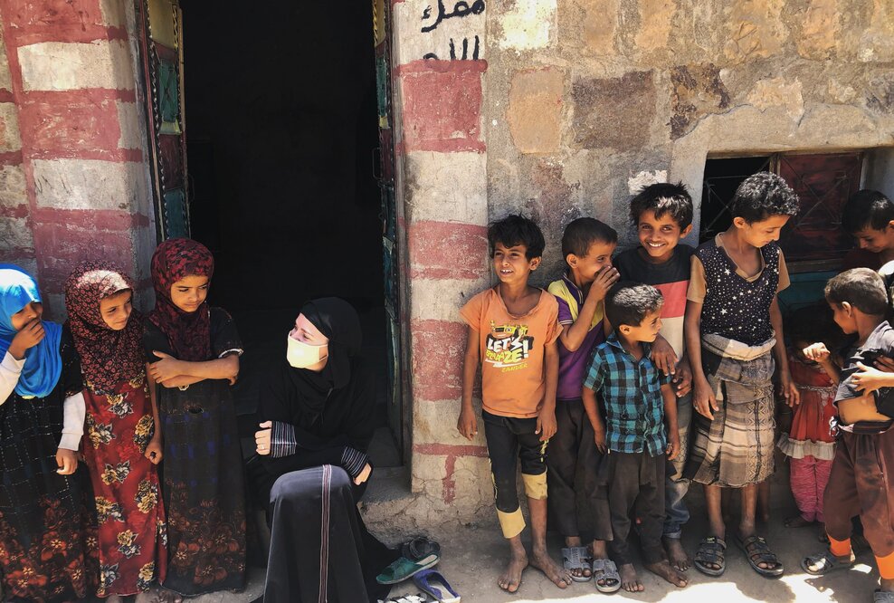 Waffenstillstand im Jemen: Mitarbeiterin der Hilfsorganisation ZOA, Gerrianne Pennings, zeigt sich hoffnungsvoll mit jemenitischen Kindern. Bildnachweis: ZOA