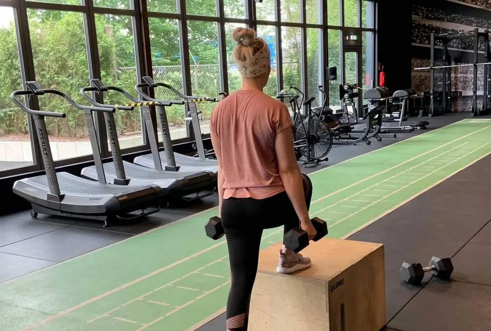 Benutzerin Sina macht Step Ups