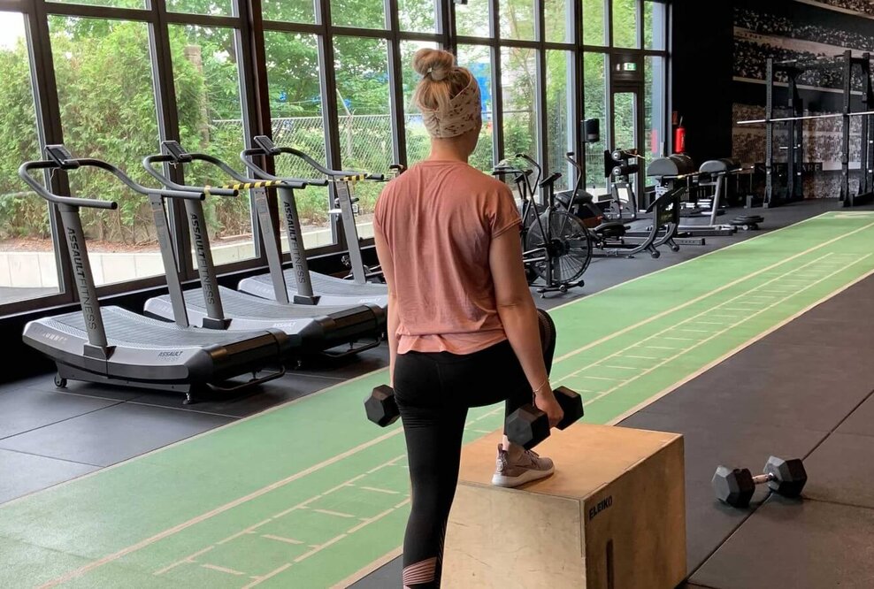 Benutzerin Sina macht Step Ups