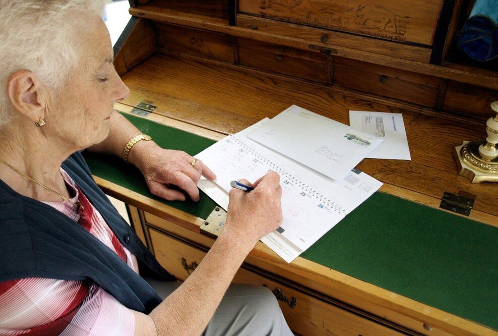 Bei Ergotherapeut:innen lernen Menschen mit Demenz: Schrift ist Mittel zum Zweck. Schön war gestern, jetzt zählt lesbar! Für mehr Autonomie. Unzulänglichkeiten akzeptieren fördert einen besseren Umgang mit der Erkrankung und hilft, den Zustand Betroffener zu stabilisieren. 