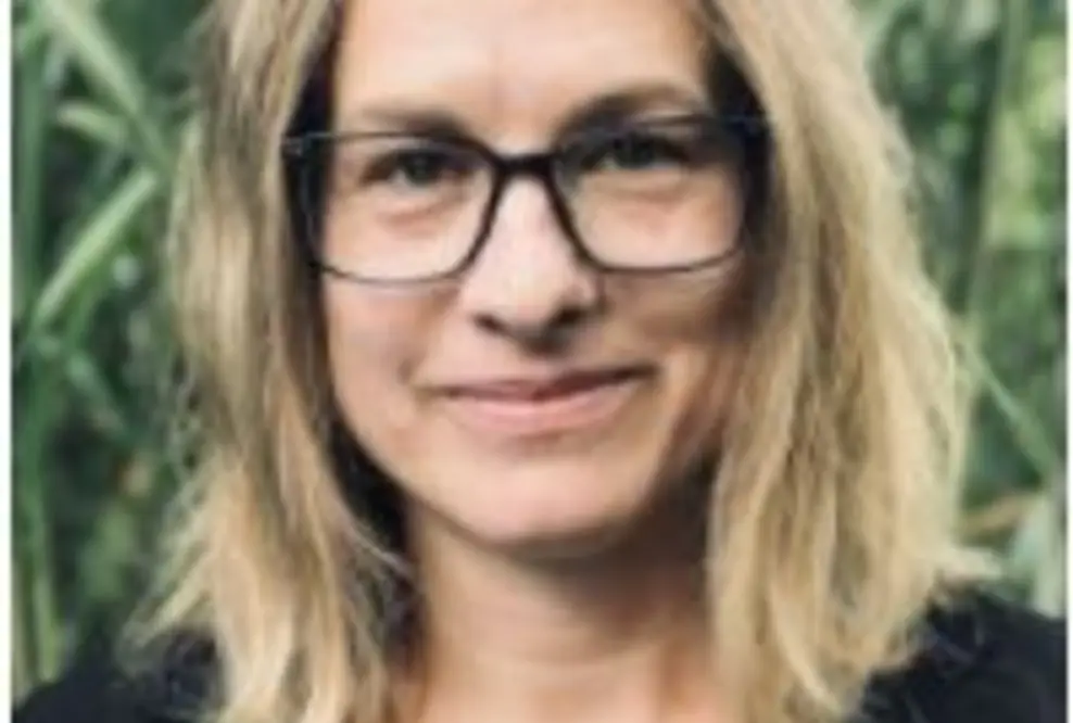 Die Ergotherapeutin Anne Wirsing ist überzeugt von MAKS®. Über die zweistündige Gruppentherapie ist jeweils ein Thema gelegt – einer der Aspekte, die ein zielgerichtetes Vernetzen, Verknüpfen und Vertiefen in den Gehirnen der Teilnehmenden mit Demenz bewirken.