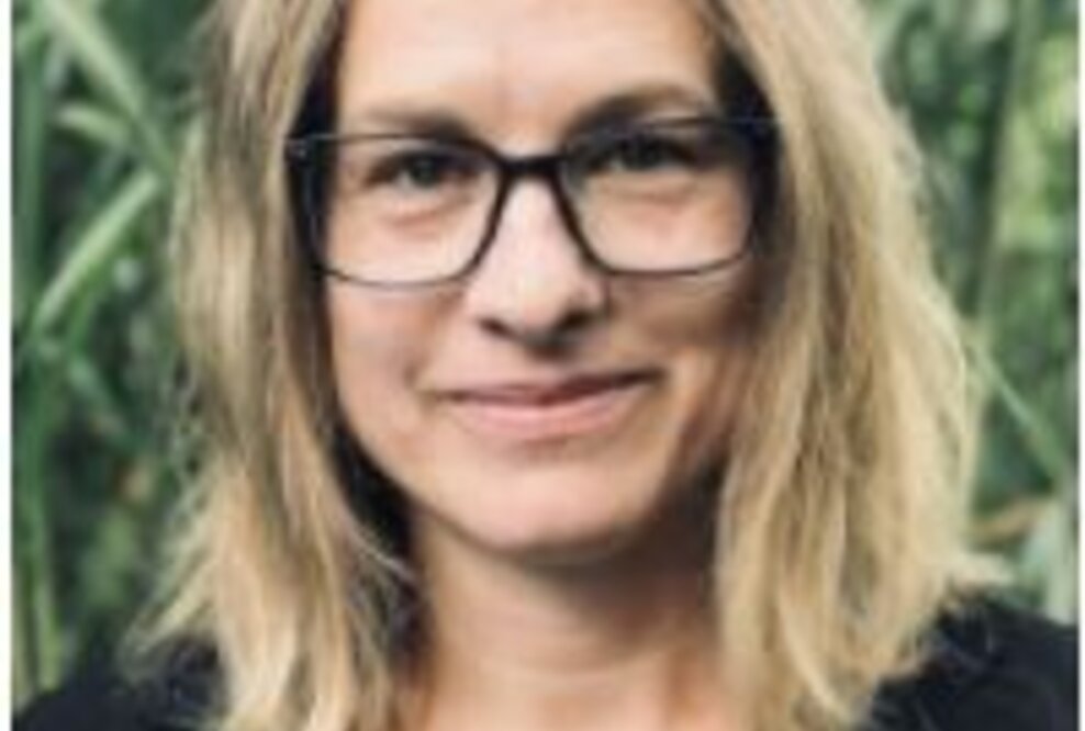 Die Ergotherapeutin Anne Wirsing ist überzeugt von MAKS®. Über die zweistündige Gruppentherapie ist jeweils ein Thema gelegt – einer der Aspekte, die ein zielgerichtetes Vernetzen, Verknüpfen und Vertiefen in den Gehirnen der Teilnehmenden mit Demenz bewirken.