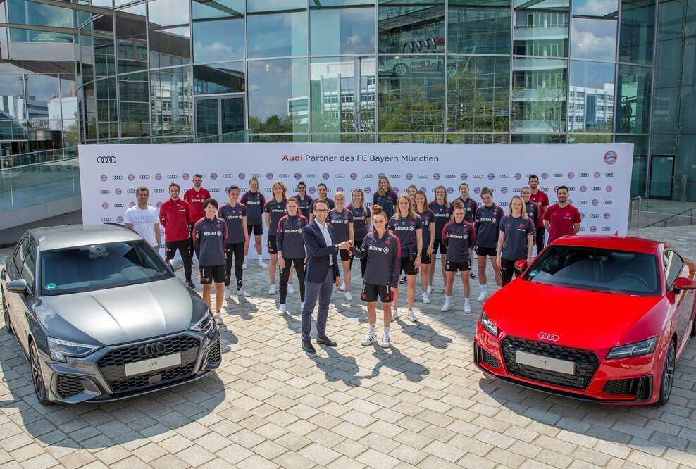 Mannschaftskapitänin Lina Gull nahm stellvertretend den ersten Autoschlüssel von Christian Schüller, Leiter Sport Marketing Fußball, in Empfang