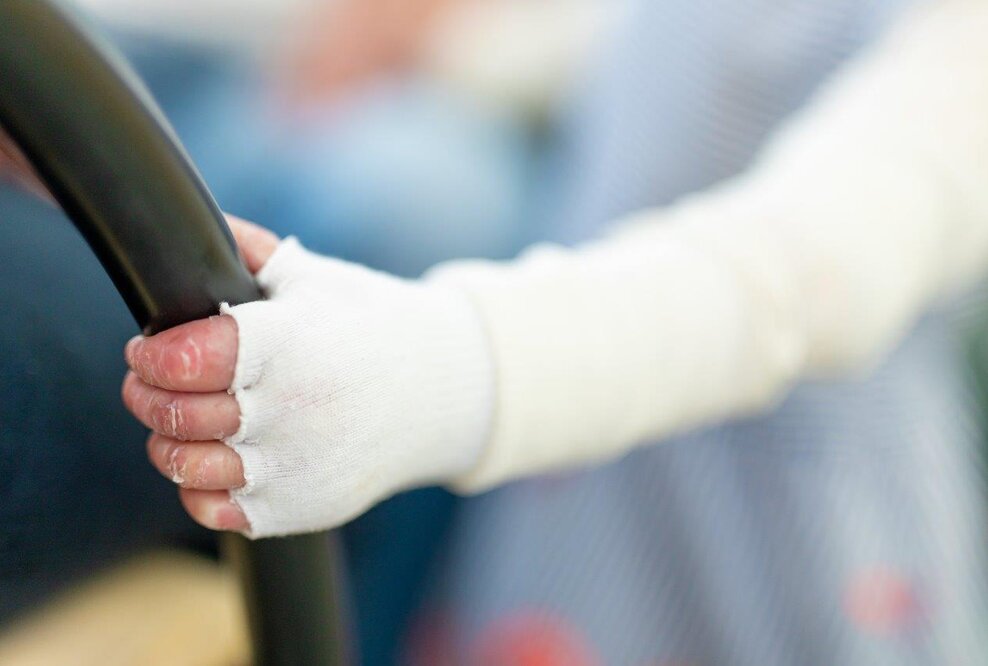 Hobbys oder Autofahren sind auch mit EB möglich: Ergotherapeut:innen sind Spezialist:innen, die sich am Alltag ihrer Patient:innen orientieren. Sie schauen immer sehr individuell – eine maßgebliche Voraussetzung, um den Alltag von Kindern oder Erwachsenen mit Epidermolysis bullosa bestmöglich zu gestalten.