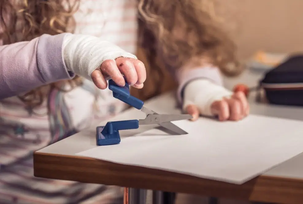 Kinder mit Epidermolysis bullosa sind wie andere Kinder, wollen spielen, basteln, lernen, Quatsch machen, sich das Leben erobern. Bei Ergotherapeut:innen lernen sie, das Verletzungsrisiko durch eine aktive Motorik, Sturzprophylaxe und Wahrnehmungstraining zu minimieren.