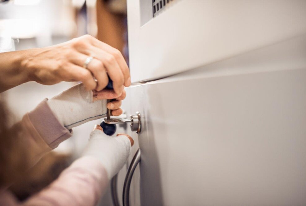 Entsteht Reibung, bilden sich bei Kindern mit Epidermolysis bullosa schnell Blasen. Gehört zum ergotherapeutischen Repertoire: Die Beratung zu Hilfsmitteln wie Verschlusshilfen jeglicher Art, die eine Belastung auf nur kleine, punktuelle Hautstellen reduzieren. 