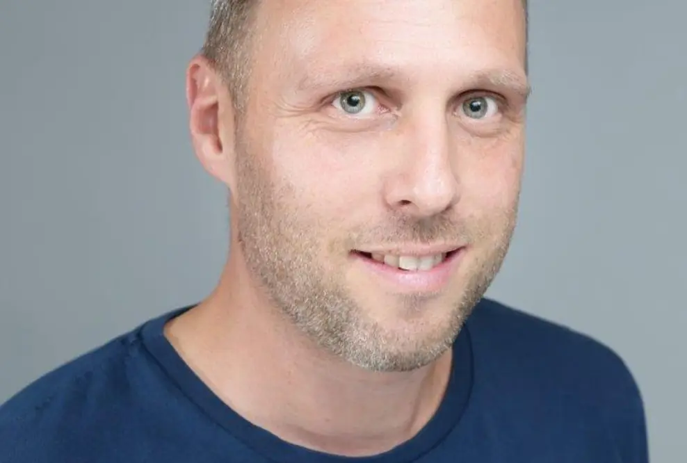 Der Ergotherapeut Florian Prinz hat Verständnis für jede Entscheidung, die Eltern von Kindern mit Epidermolysis bullosa treffen. Er informiert und berät über alle Optionen der Behandlung – angefangen bei seiner ergotherapeutischen Intervention bis hin zur OP der Hände und folgenden Rehabilitation und Nachbehandlung.