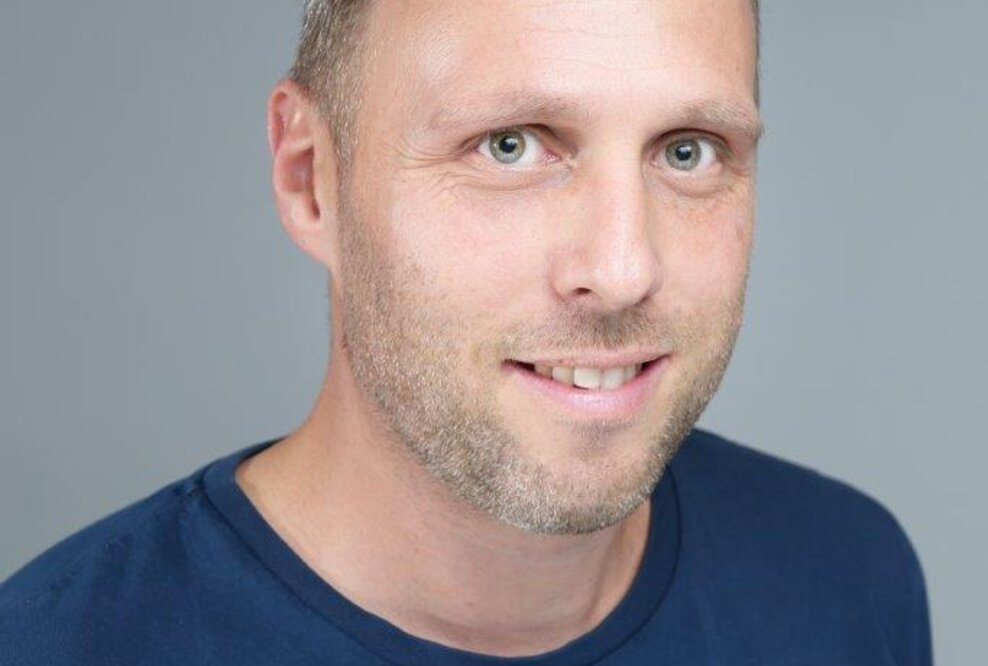 Der Ergotherapeut Florian Prinz hat Verständnis für jede Entscheidung, die Eltern von Kindern mit Epidermolysis bullosa treffen. Er informiert und berät über alle Optionen der Behandlung – angefangen bei seiner ergotherapeutischen Intervention bis hin zur OP der Hände und folgenden Rehabilitation und Nachbehandlung. 