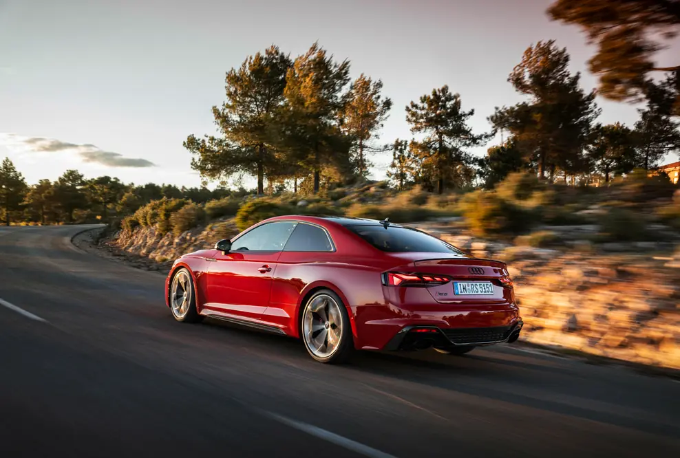 Gesteigerte Emotionen: die neuen competition-Pakete für den Audi RS 4 Avant und Audi RS 5