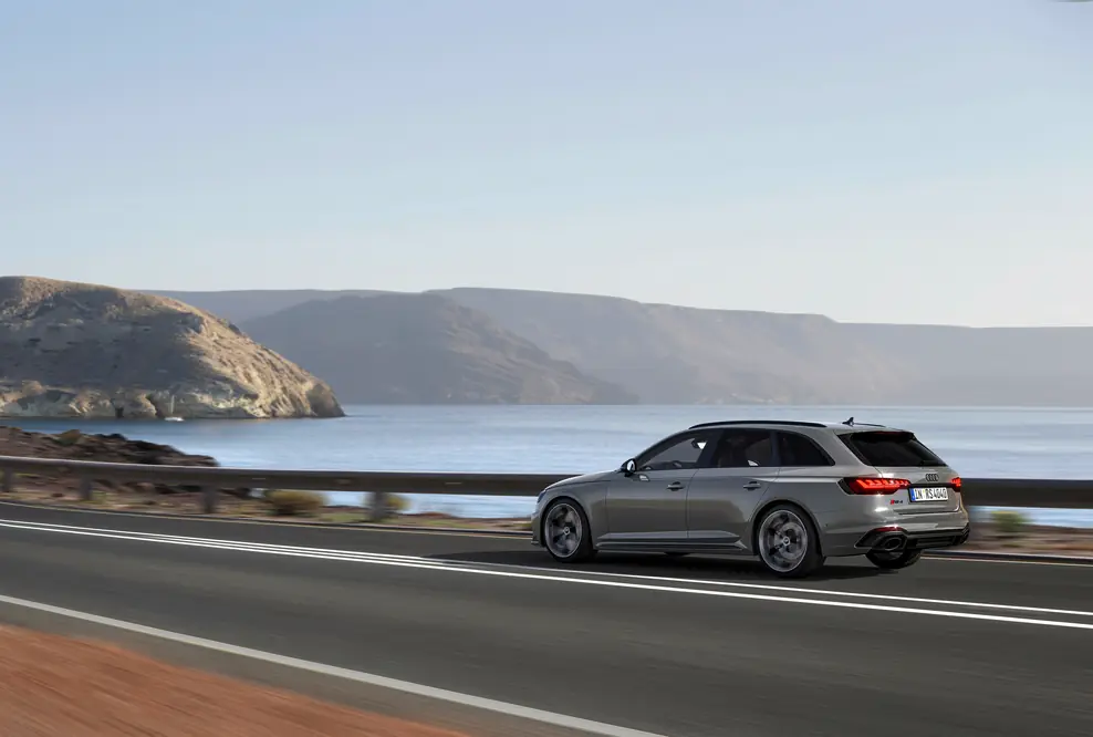 Gesteigerte Emotionen: die neuen competition-Pakete für den Audi RS 4 Avant und Audi RS 5