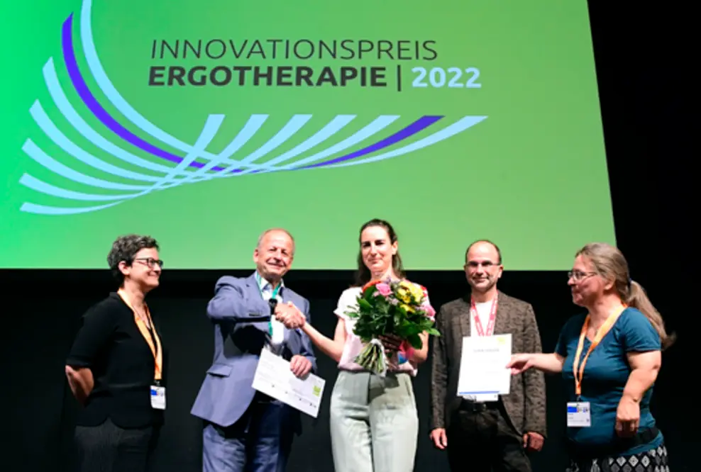 Die Ergotherapeutinnen Katja Stolte, Ursula Regner und Veronika Smalla erhalten für Ihre eingereichten Arbeiten den Innovationspreis Ergotherapie 2022.