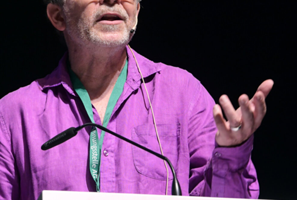 Der in Südafrika lebende Ergotherapeut Frank Kronenberg berührt mit seiner Eröffnungsrede die Anwesenden zutiefst