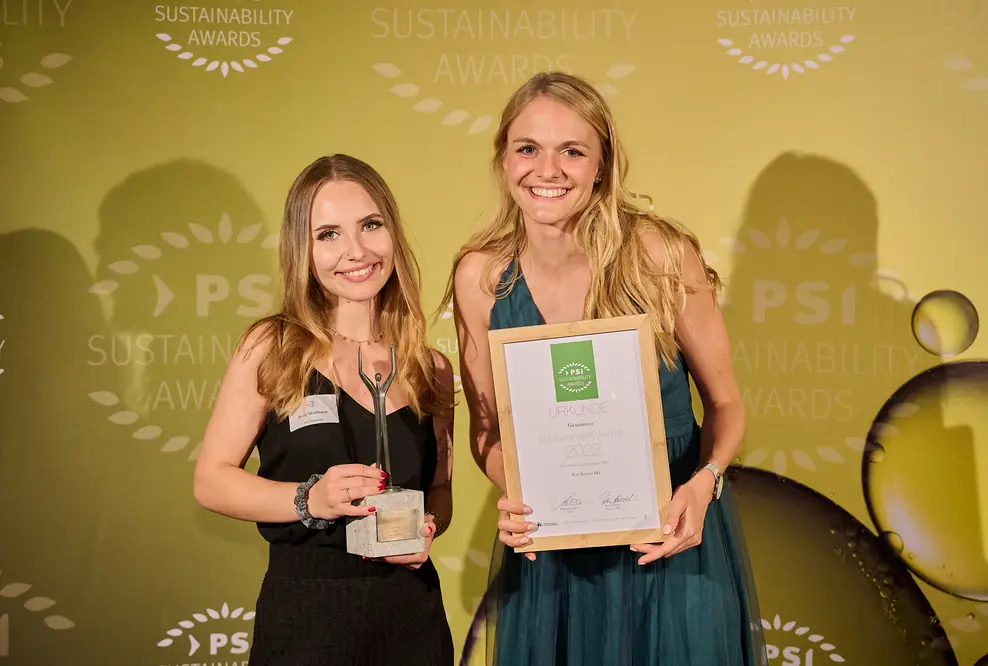 Anna Grießbaum (Kundenberatung Projektmanagement Verkauf Werbemittel) und Luisa Tschopp (Marketing Managerin) nehmen die Preise entgegen.