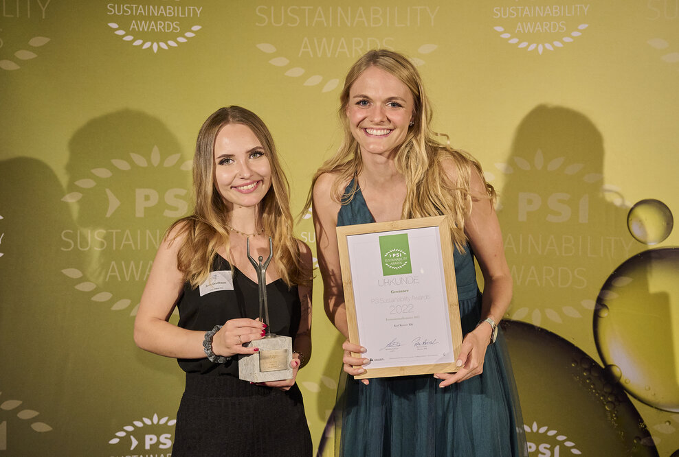 Anna Grießbaum (Kundenberatung Projektmanagement Verkauf Werbemittel) und Luisa Tschopp (Marketing Managerin) nehmen die Preise entgegen.