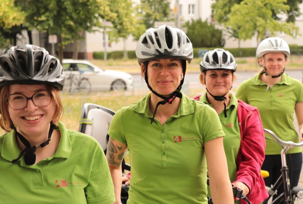 Umsteigen aufs Dienstrad für Klima und Gesundheit. Ergotherapeut:innen klügeln Pläne aus, um Dienstfahrten mit dem Auto zu reduzieren und Hausbesuche verstärkt mit dem Bike zu erledigen 