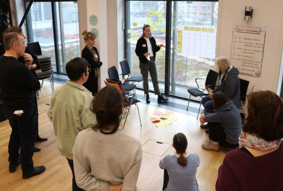 Kick off-Veranstaltung: Klimainteressierte Ergotherapeut:innen, Coaches, Vertreter von Aktionsbündnissen – alle ziehen an einem Strang, um den Praxisalltag klimaneutral zu gestalten 