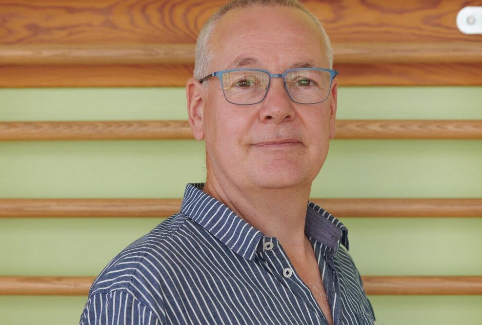 Der passionierte Radfahrer und Ergotherapeut Andreas Bohmann setzt in seiner Praxis einen neuen Schwerpunkt: Klimaneutralität. Er ist sicher: ‚Jobrad‘ statt ‚Dienstwagen‘ spricht alle Ergotherapeut:innen an, die gerne in einer klimabewussten Praxis arbeiten möchten. 