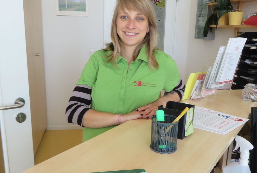 Für alle Mitarbeiter:innen gibt es neue Rahmenbedingungen: von tintensparender Schriftart bis klimaschonende Terminvergabe. Ressourcen stehen im Mittelpunkt des Praxisalltags. 