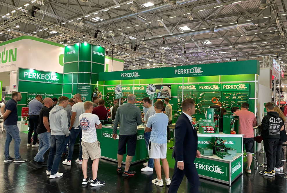 Interessierte Besucher am Messestand von PERKEO-WERK