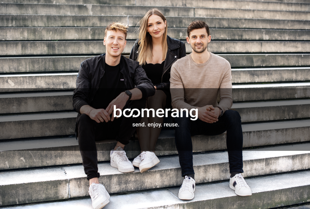 Gründer von Boomerang Marc Engelmann, Katharina Kreutzer, Christian Putz sitzen auf einer Betontreppe.