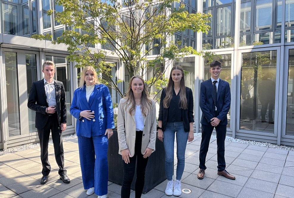 Zum 01.08.2022 haben Leon Tomczak, Jolina Claßen, Karina Kurtenbach, Carla Johann und Mirco Schirrmacher (v.l.n.r.) sowie Aylin Serindag (nicht im Bild) ihre Ausbildung bei der KSK-Immobilien GmbH begonnen.