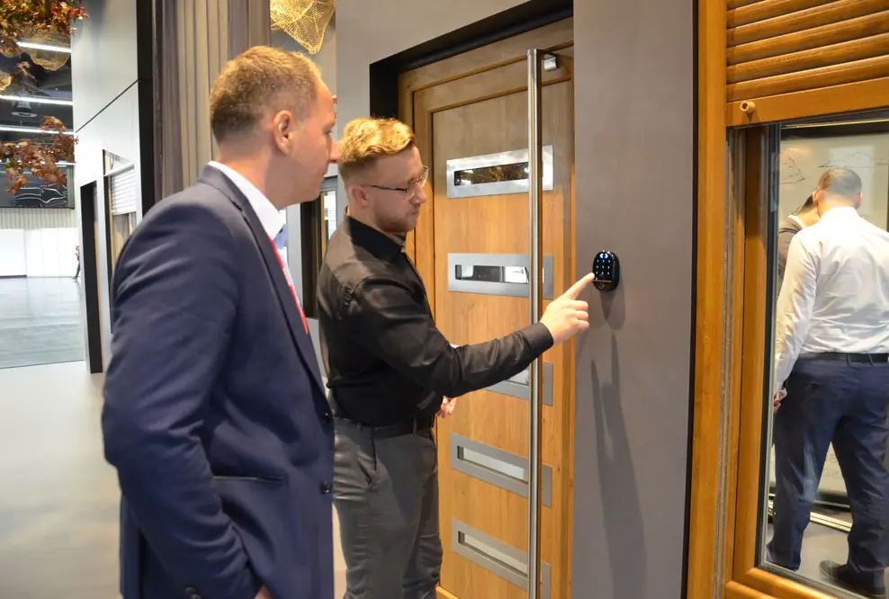 Auf der diesjährigen FENSTERBAU FRONTALE hat DRUTEX erstmals Smart Lock präsentiert. Damit können Eigenheimbesitzer ihre Tür bequem und unkompliziert zu einer smarten Tür aufrüsten.