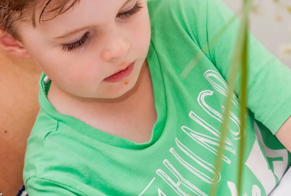 Deutschland und die Nachbarn kennen das Problem: Kinder, die in die Grundschule kommen, haben zunehmend Schwierigkeiten mit der Motorik und in der Folge mit dem Schreiben von Hand. Ergotherapeut:innen empfehlen: Kinder ganz viel malen, basteln, handarbeiten, handwerken lassen