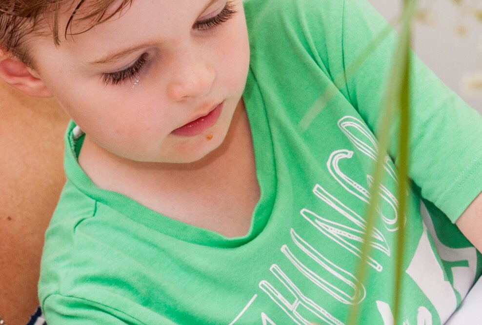 Deutschland und die Nachbarn kennen das Problem: Kinder, die in die Grundschule kommen, haben zunehmend Schwierigkeiten mit der Motorik und in der Folge mit dem Schreiben von Hand. Ergotherapeut:innen empfehlen: Kinder ganz viel malen, basteln, handarbeiten, handwerken lassen