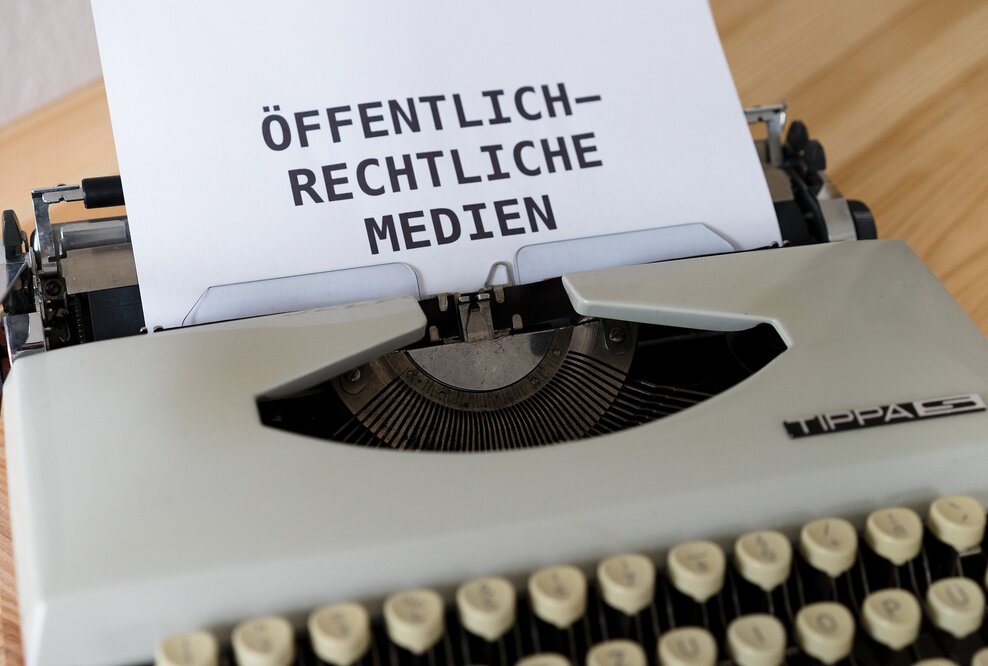 Schreibmaschine mit Papier, auf dem "Öffentlich-Rechtliche Medien" steht.