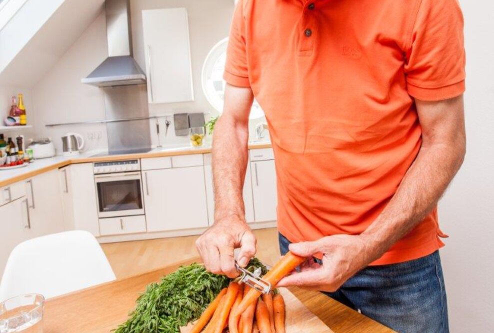 Pflegende Angehörige leisten Großartiges. Damit sich das Miteinander für alle Beteiligten gut anfühlt, beobachten Ergotherapeut:innen vor Ort, ob die Pflegenden ihren Angehörigen auch Handlungsfreiraum und eigene Aufgaben, etwa im Haushalt, zugestehen. Fühlen sich diejenigen mit Demenz kompetent und integriert, wirkt sich das positiv auf die Gesamtstimmung aus. 