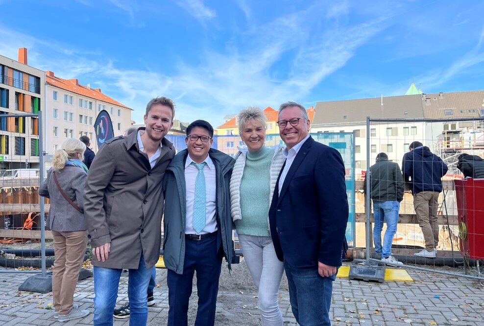 von links nach rechts: Raphael Wellen (Vorstand Pro Urban AG), Jeffy Tang (stellv. Vertriebsleiter Mikrowohnen KSK-Immobilien GmbH), Edwina Holtermann (Prokuristin/Vertrieb Pro Urban AG) und Klaus Hiekmann (Prokurist/Vertrieb Pro Urban AG)
