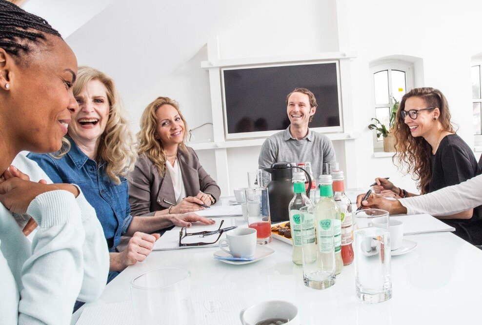 Ergotherapeut:innen schauen hinter die Kulissen, machen Muster von Macht, Unterdrückung und Diskriminierung sichtbar. Sie empfehlen, als Team zusammenzuhalten, in unangemessenen Situationen oder bei abwertenden Äußerungen Stellung zu beziehen und jedem Menschen die Möglichkeit zu geben, das eigene Potenzial zu entfalten. 