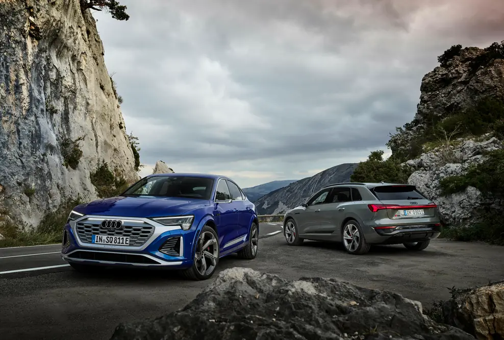 Audi SQ8 Sportback e-tron quattro, Standaufnahme, Farbe: Ultrablau Metallic.