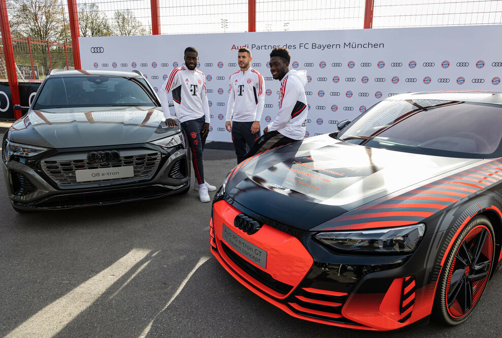 Dayot Upamecano, Lucas Hernández und Alphonso Davies (von links nach rechts) vom FC Bayern bei der Fahrzeugübergabe an der Säbener Straße