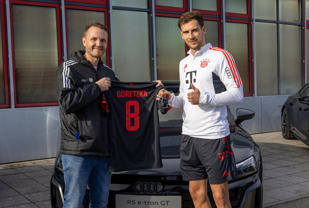 Fahrzeugübergabe an die Spieler des FC Bayern München mit dem Nationalspieler Leon Goretzka