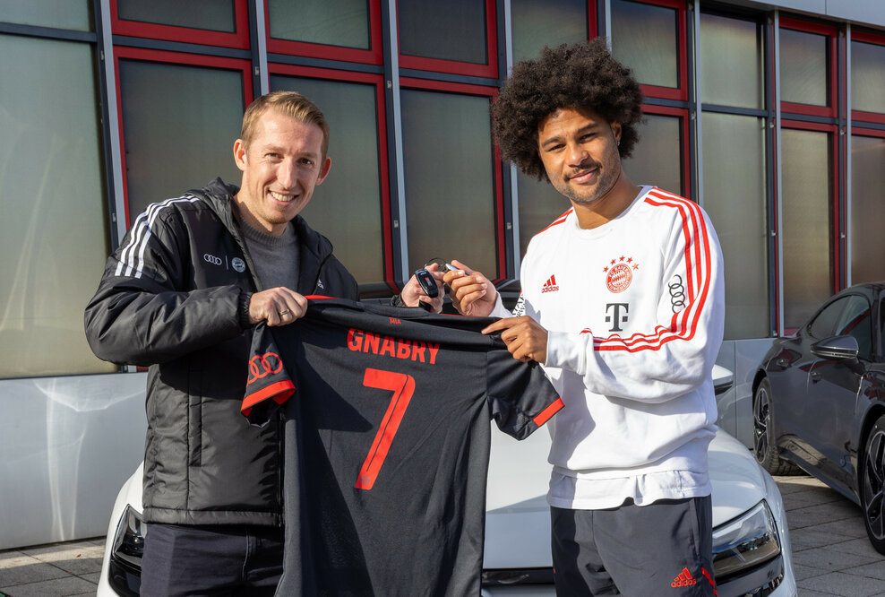 Fahrzeugübergabe an die Spieler des FC Bayern München mit dem Nationalspieler Serge Gnabry