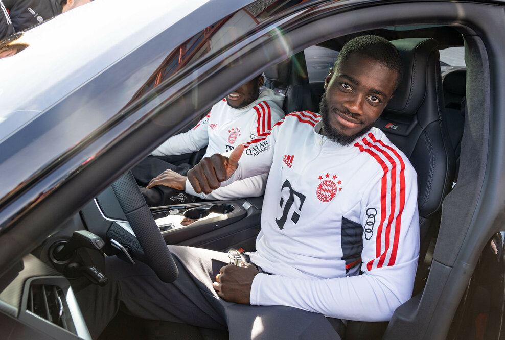 Dayot Upamecano vom FC Bayern bei der Fahrzeugübergabe an der Säbener Straße