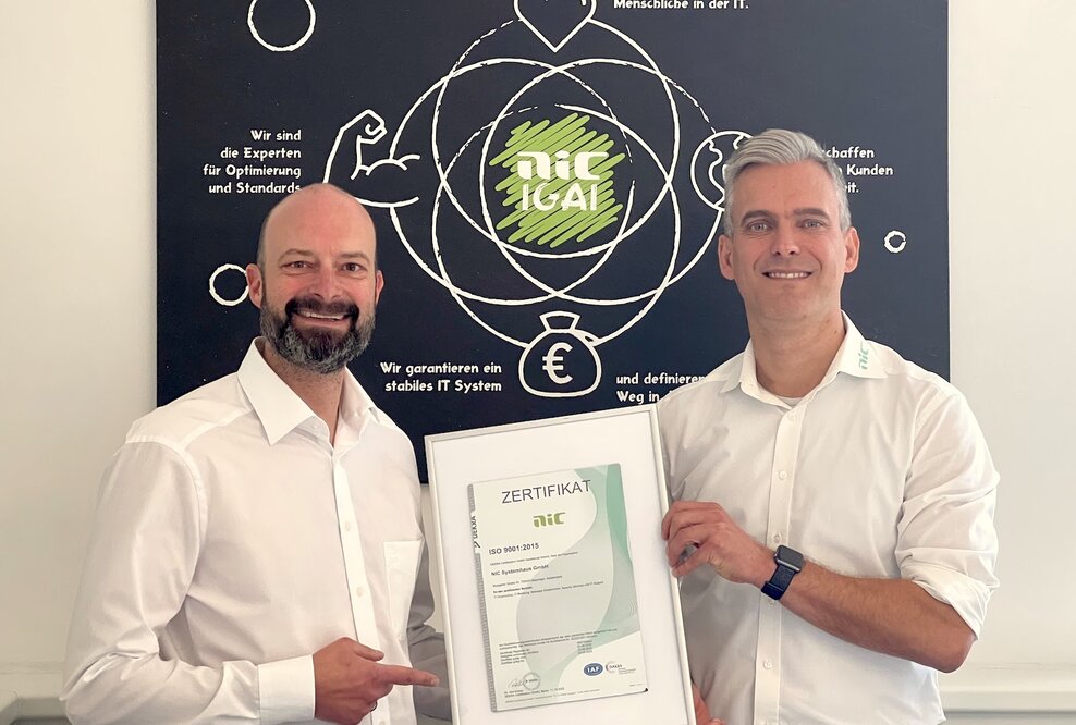 Stolz auf die erfolgreiche Re-Zertifizierung: NIC Systemhaus Geschäftsführer Oliver Heer (links) und Stefan Scholz (rechts) vom IT-Service