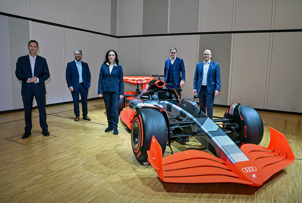 v.l.n.r.: Xavier Ros (Arbeitsdirektor und Personalvorstand AUDI AG), Peter Mosch (Betriebsratsvorsitzender Ingolstadt), Rita Beck (stellvertretende Betriebsratsvorsitzende Ingolstadt), Markus Duesmann (Vorstandsvorsitzender AUDI AG), Jörg Schlagbauer (stellvertretender Betriebsratsvorsitzender Ingolstadt und Vorsitzender des IG Metall Vertrauenskörpers bei Audi)