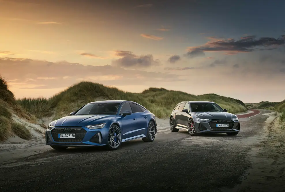 Audi RS 7 Sportback performance in Ascariblau matt und Audi RS 6 Avant performance in Nimbusgrau in Perleffekt.