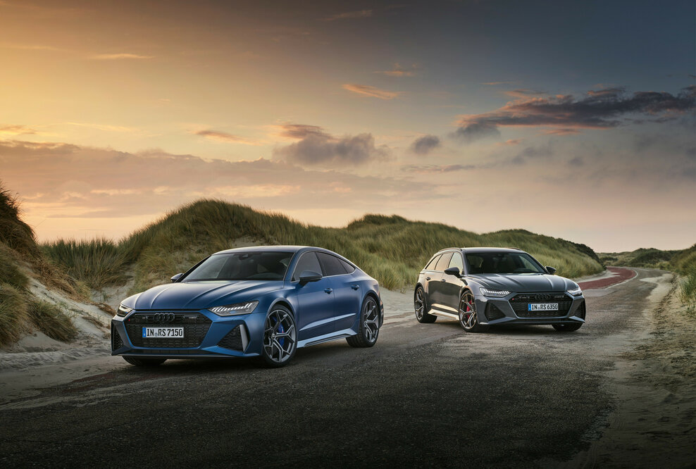 Audi RS 7 Sportback performance in Ascariblau matt und Audi RS 6 Avant performance in Nimbusgrau in Perleffekt.
