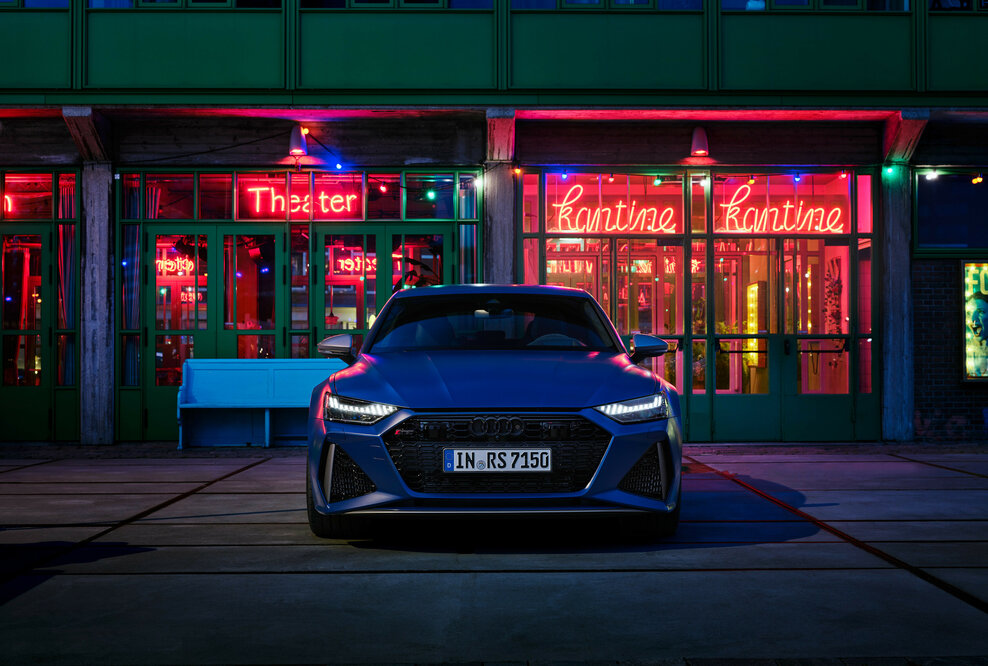 Audi RS 7 Sportback performance Standaufnahme in Ascariblau matt.