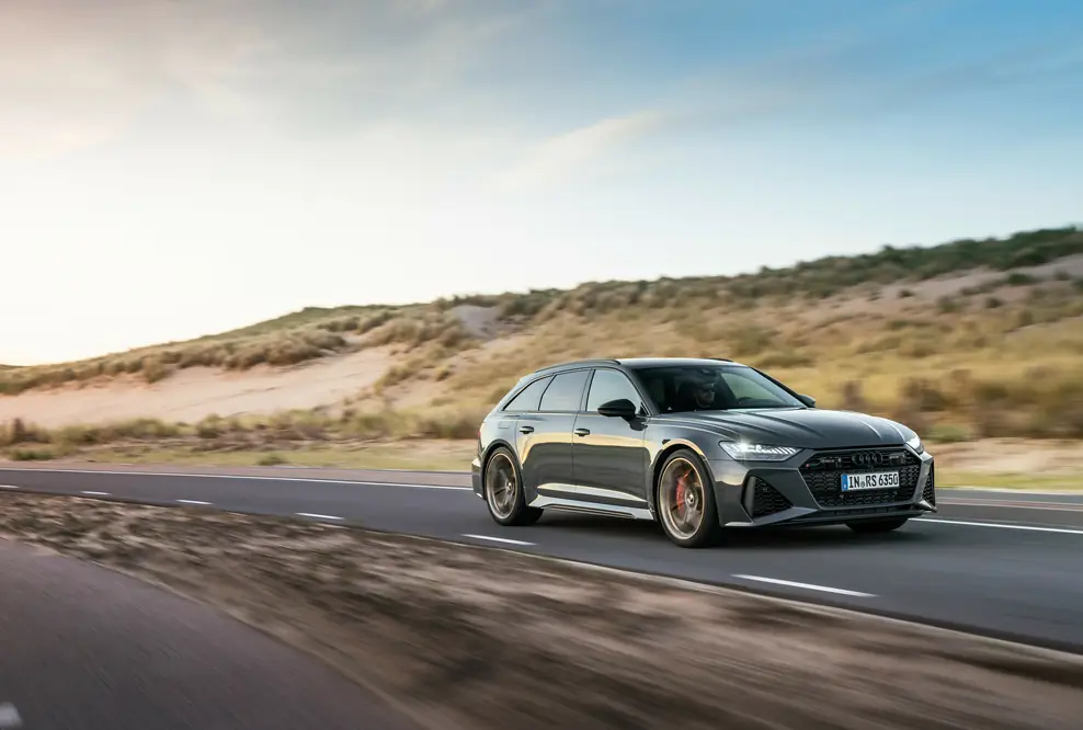 Audi RS 6 Avant performance Fahraufnahme in Nimbusgrau in Perleffekt