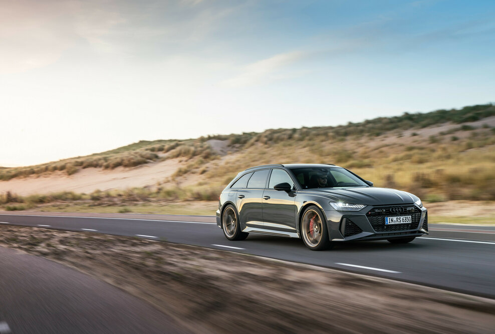 Audi RS 6 Avant performance Fahraufnahme in Nimbusgrau in Perleffekt