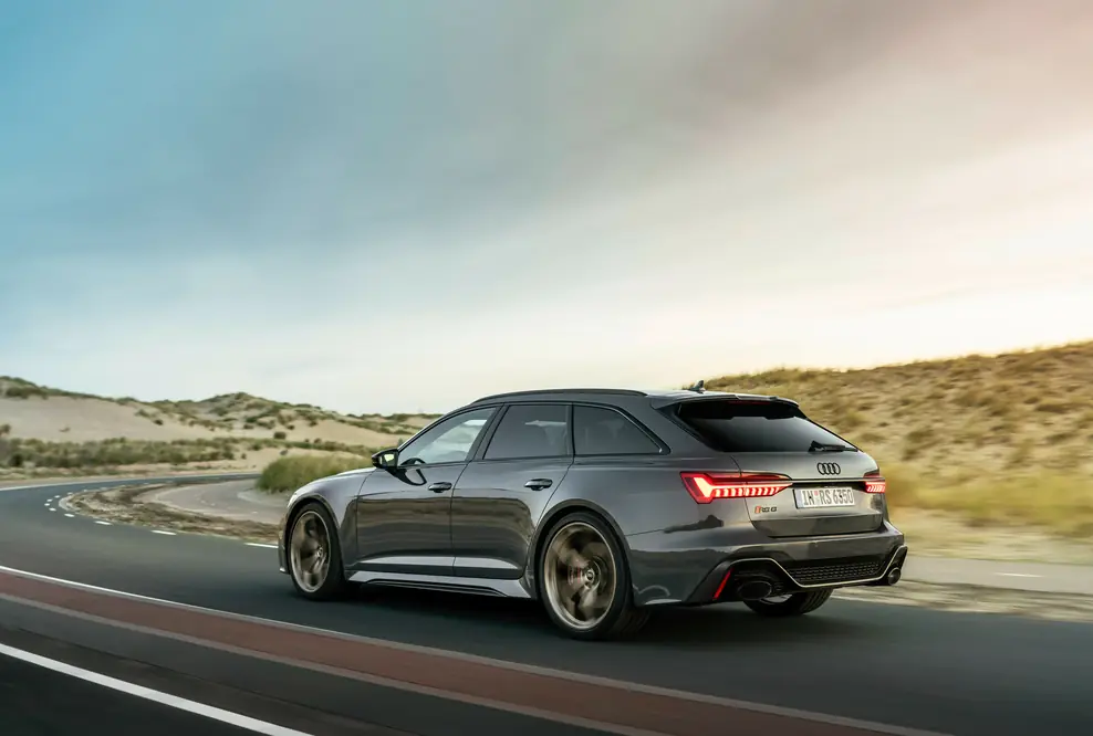 Audi RS 6 Avant performance Fahraufnahme in Nimbusgrau in Perleffekt