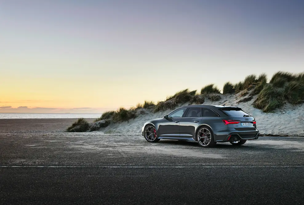 Audi RS 6 Avant performance Standaufnahme in Nimbusgrau in Perleffekt