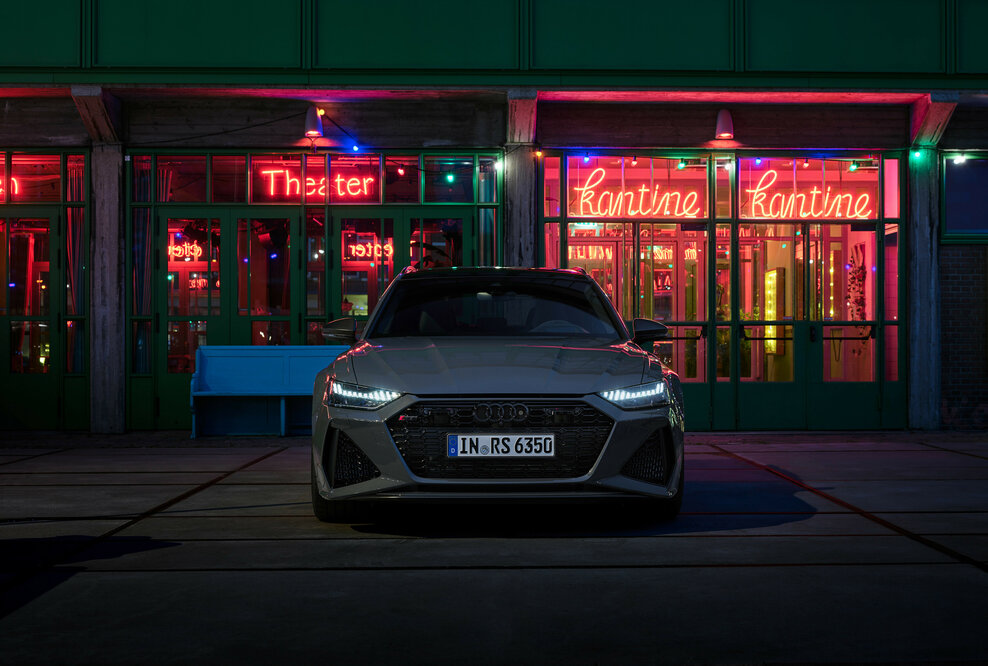Audi RS 6 Avant performance Standaufnahme in Nimbusgrau in Perleffekt