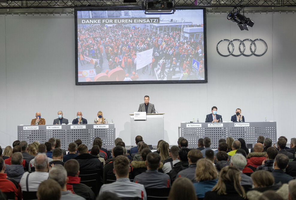 Auf der letzten Betriebsversammlung des Jahres forderte der Betriebsratsvorsitzende Rainer Schirmer vor der Neckarsulmer Belegschaft Klarheit für alle Werke der vier Ringe.