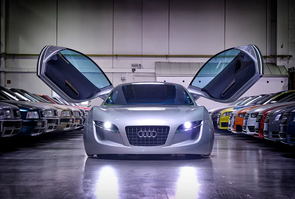 Filmikone: Der Audi RSQ aus dem Science-Fiction-Film „I, Robot“ von 2004. Flügeltüren, Xenonlicht und extrem geduckte Fahrzeuglinie verleihen dem Filmauto, gefahren von Will Smith, seinen ganz besonderen Ausdruck.