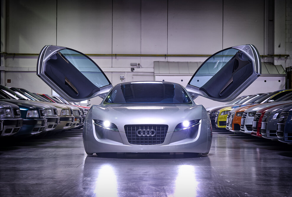 Filmikone: Der Audi RSQ aus dem Science-Fiction-Film „I, Robot“ von 2004. Flügeltüren, Xenonlicht und extrem geduckte Fahrzeuglinie verleihen dem Filmauto, gefahren von Will Smith, seinen ganz besonderen Ausdruck.